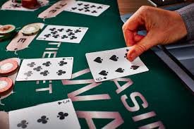 Antarmuka aplikasi mobile mega 338 menampilkan permainan Live Dealer dan Sportsbook